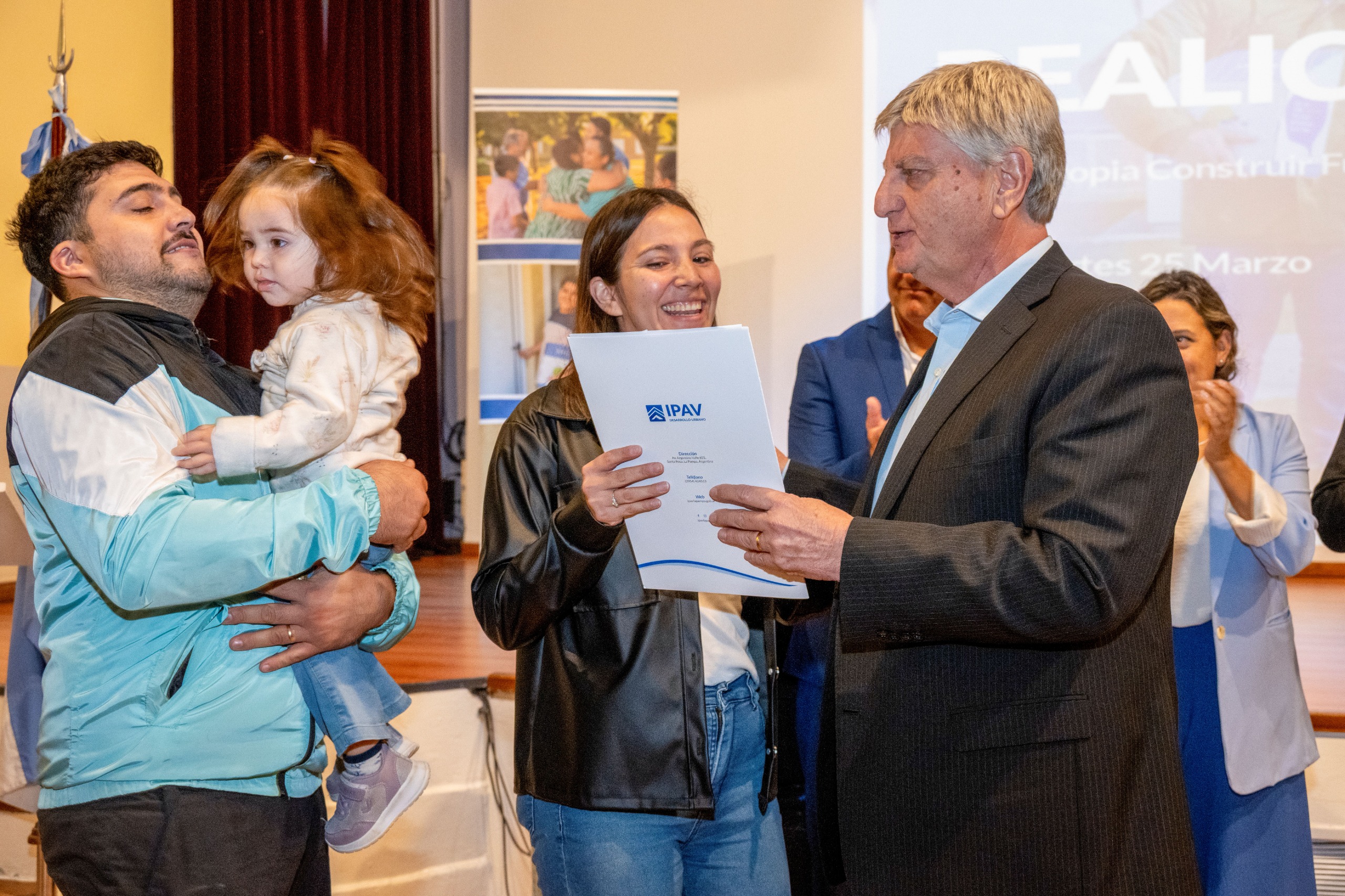 Ziliotto entregó 30 viviendas abandonadas por el gobierno nacional
