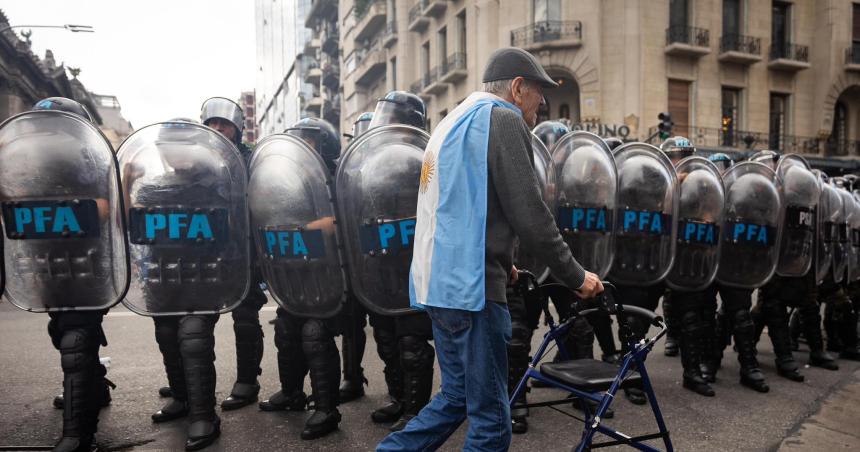 Una jueza ordenó liberaciones y cuestionó el operativo