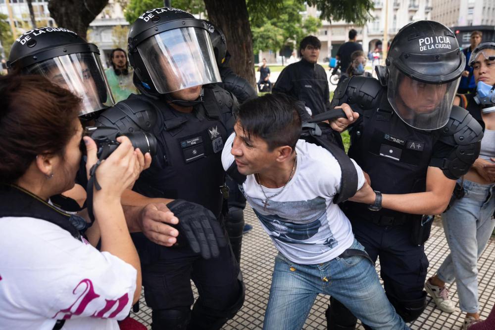 Jornada de represión y violencia