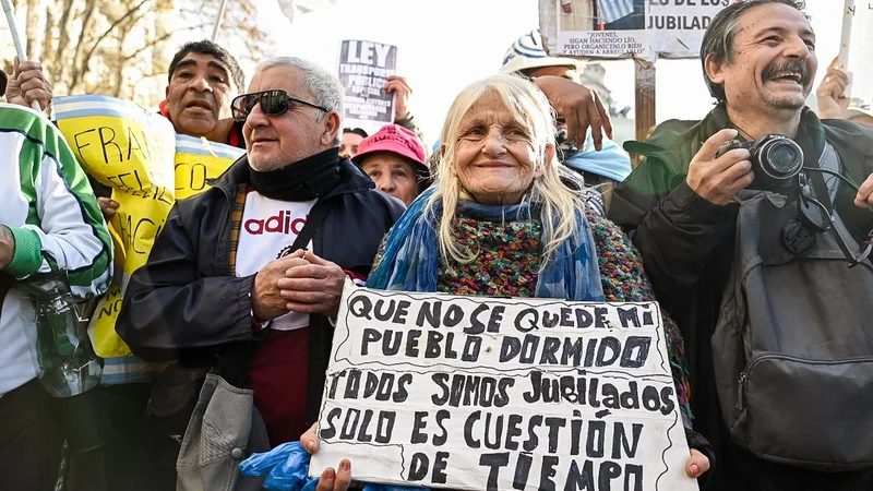 Con un Congreso vallado, marcharon el nuevo «frente multisectorial» y los jubilados contra las políticas de Milei
