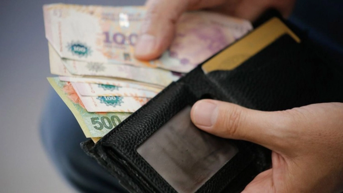 El salario cayó un 6,4%