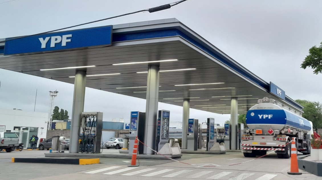 YPF aplicará precios variables por hora: cargar combustible será más barato de madrugada