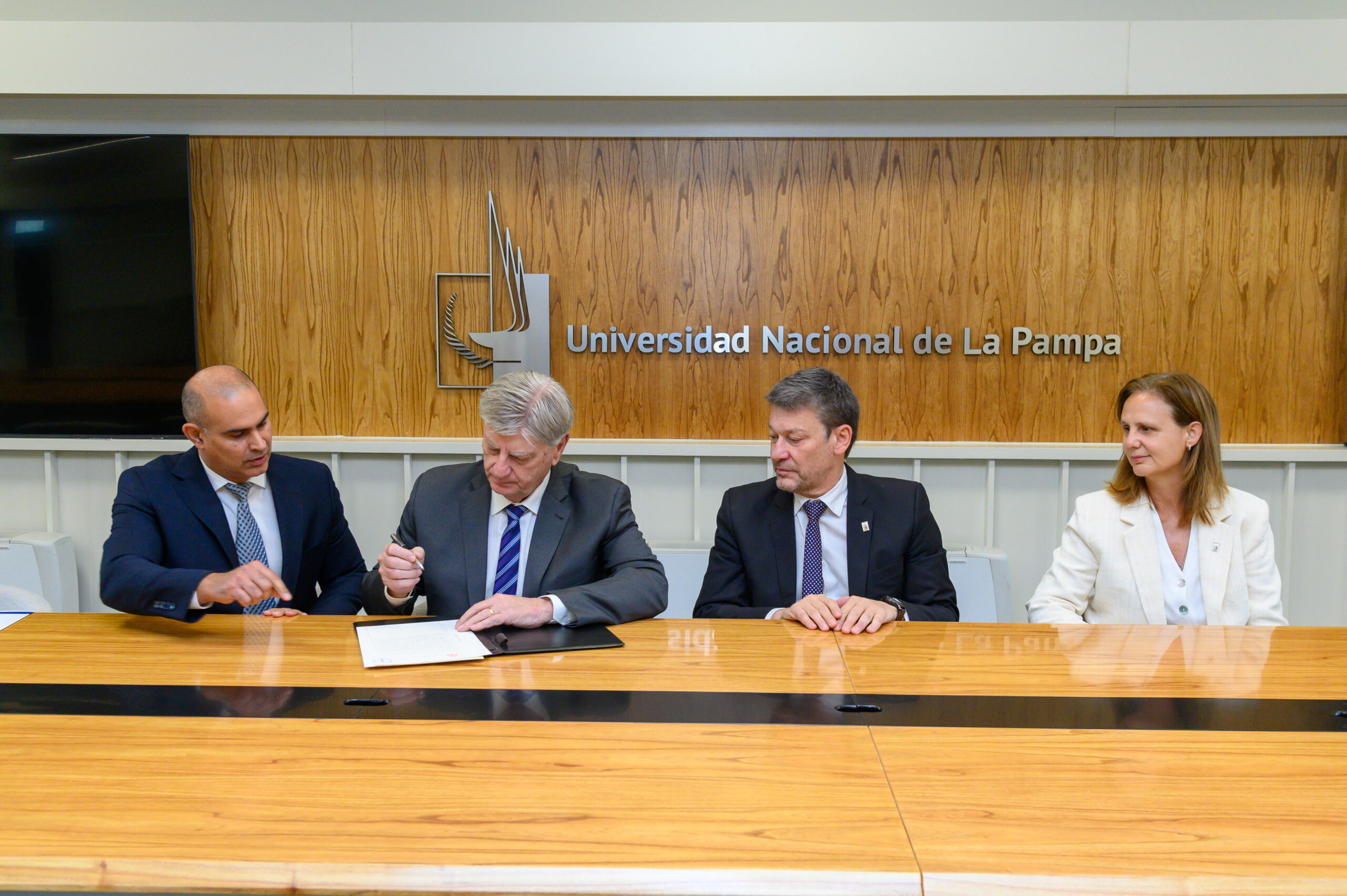 La Pampa avanza en su Polo Sanitario: se firmó la escritura para la Facultad de Ciencias de la Salud