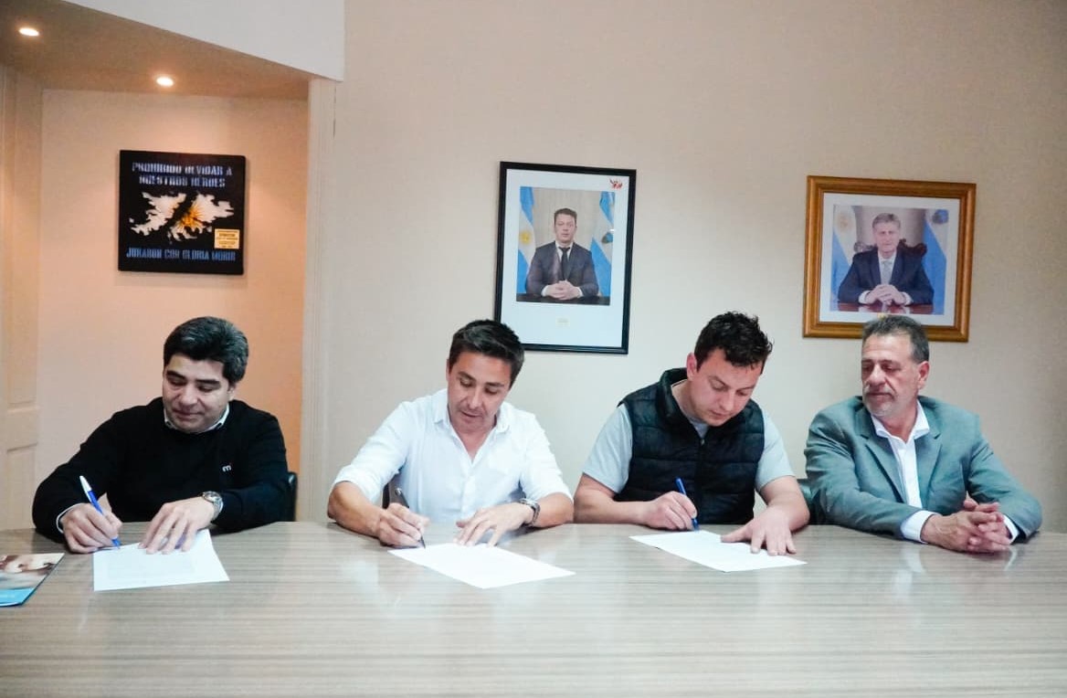 Gobierno y municipio firmaron convenio para obras de desagües pluviales en Bernasconi