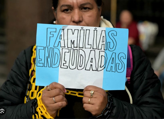 Ocho de cada diez familias están endeudadas y la desaprobación a Milei roza el 61%